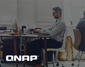 Eine NAS-Lösung von QNAP mit geringer Tiefe.