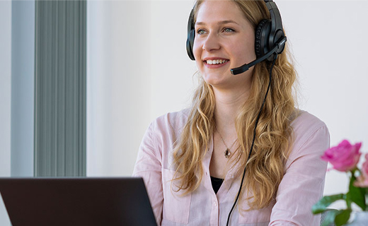 Frau mit Headset