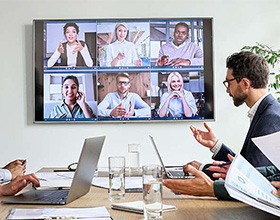 Konferenzräume für hybride Meetings optimieren.