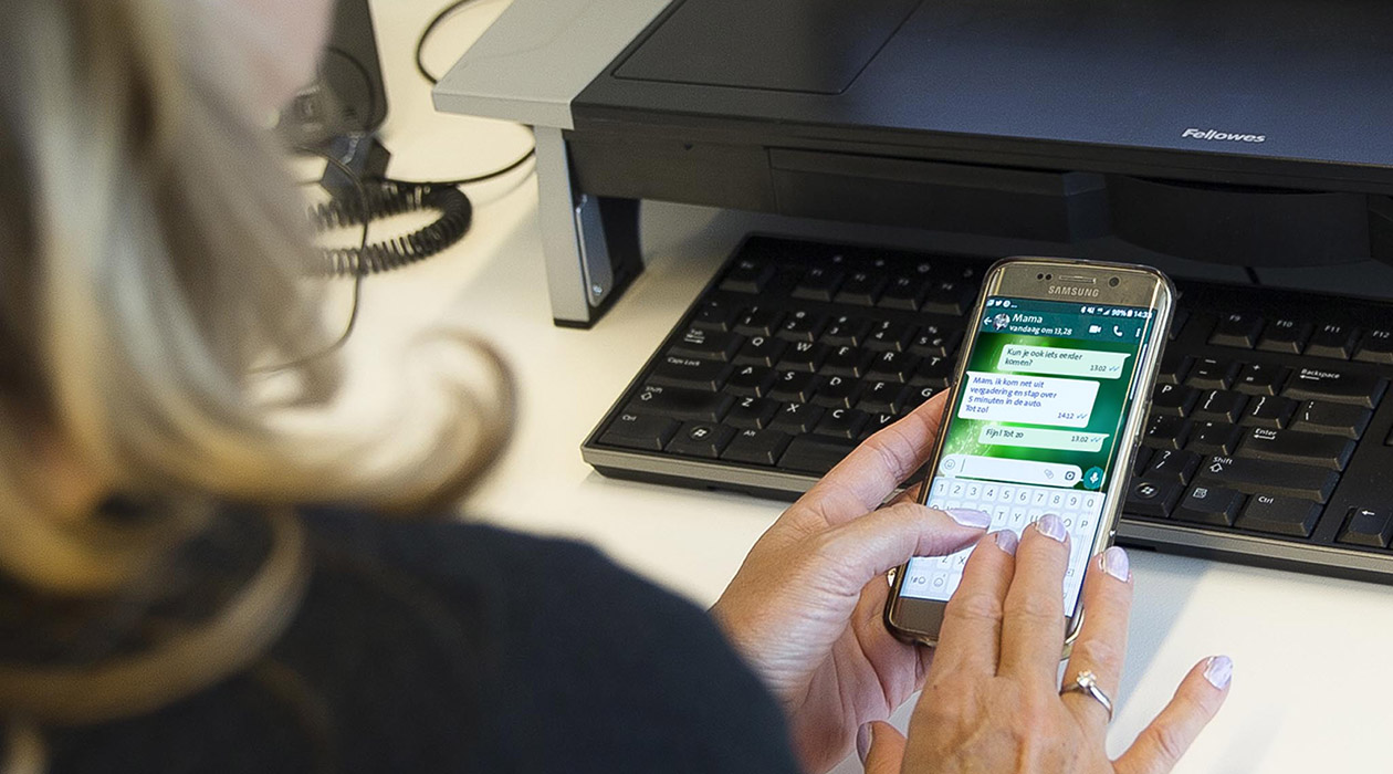 Vrouw op mobiel