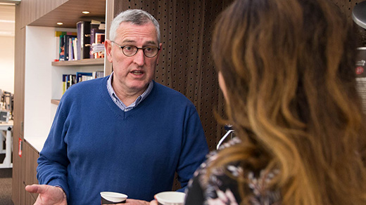 Werknemers in gesprek bij koffieautomaat