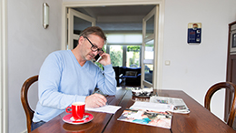 Man in gesprek aan de telefoon